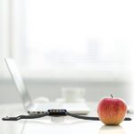 4smarts Ładowarka indukcyjna VoltBeamMini dla Apple Watch 1-8/SE z kablem 1m USB-A 2.5W biały/white 462330 - imagine 5