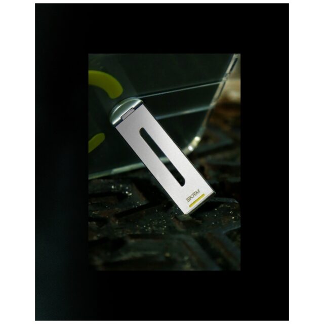 Case Skinarma Helix for iPhone 16 Pro Max Magnetic Charging 360 Rotating Stand transparent - imagine 8