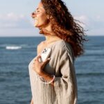 UNIQ Coehl Muse iPhone 16 Pro 6.3" Magnetic Charging case cream - imagine 8