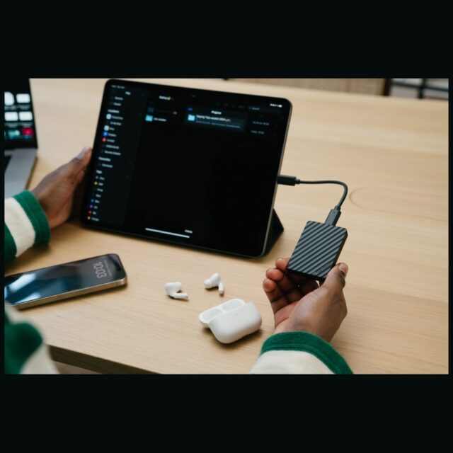 External Drive Verbatim Store n Go Mini Stripe USB-C SSD 2TB Black 32036 - imagine 6