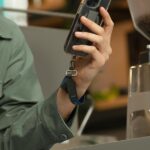 UNIQ Vista universal phone lanyard 2in1 white/pearl white - imagine 3