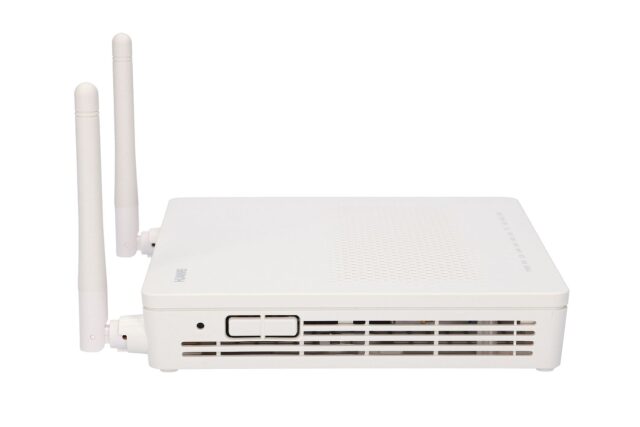 Huawei HG8546M | ONT | WiFi, 1x RJ45 1000Mb/s, 3x RJ45 100Mb/s, 1x RJ11, 1x USB - imagine 3