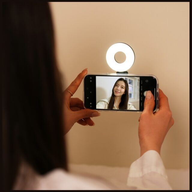 Portable LED lamp Araree Magfie Light MagSafe black - imagine 4