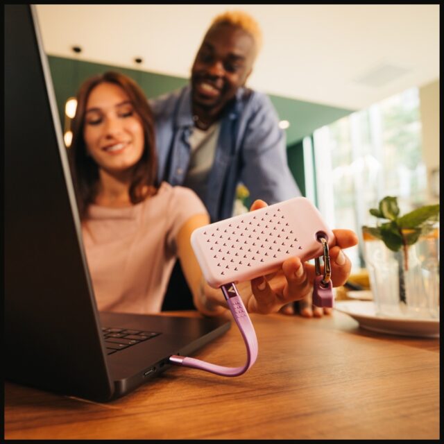 External Drive Verbatim Pocket SSD 2TB USB-C 3.2 gen.2 white-purple 32323 - imagine 7