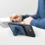 UNIQ Flixa magnetic card wallet with stand navy blue - imagine 7