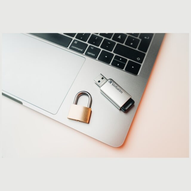 Pendrive Verbatim Secure Pro 32GB USB 3.2 Gen 1 silver 98665 - imagine 4