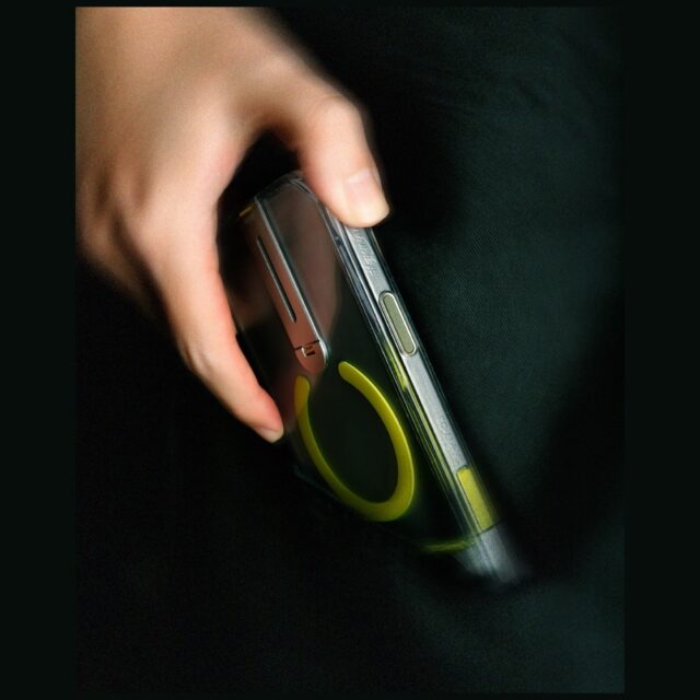 Case Skinarma Helix for iPhone 16 Pro Magnetic Charging 360 Rotating Stand transparent - imagine 7