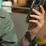 UNIQ Vista universal phone lanyard 2in1 black - imagine 6