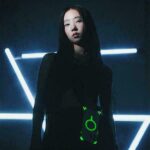 Skinarma case Saido iPhone 16 6.1" Magnetic Charging green (niteglow) - imagine 9