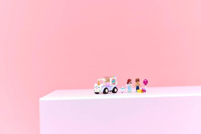 LEGO Friends 42675 Samochód dostawczy z tortem w kształcie jednorożca - imagine 9