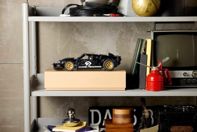 LEGO TECHNIC 42223 1966 Ford GT40 MKII Race Car - imagine 14