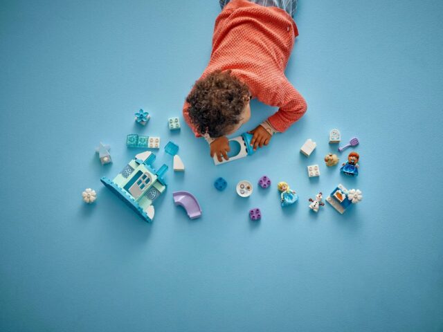 LEGO DUPLO 10455 Anna and Elsa's Frozen Castle Party - imagine 7