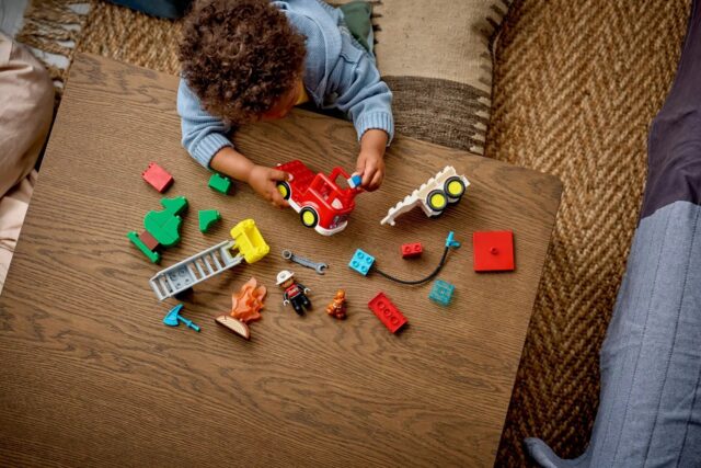 LEGO DUPLO TOWN 10473 Wóz strażacki z wężem i strażakiem - imagine 11