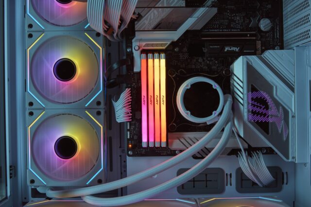 Kingston Technology FURY 32GB 6000MT/s DDR5 CL32 DIMM (Kit of 2) Renegade RGB White XMP - imagine 7