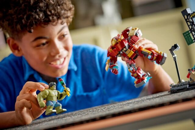 LEGO MARVEL 76343 Epic Battle: Hulkbuster vs. The Hulk - imagine 7