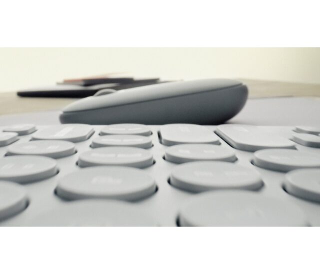 Logitech 910-007015 mouse Travel Ambidextrous RF Wireless + Bluetooth Optical 4000 DPI - imagine 4