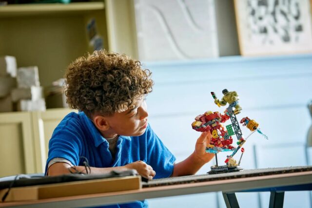 LEGO MARVEL 76343 Epic Battle: Hulkbuster vs. The Hulk - imagine 8