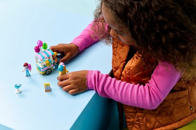 LEGO Friends 42692 Stoisko z lodami i balonami - imagine 9