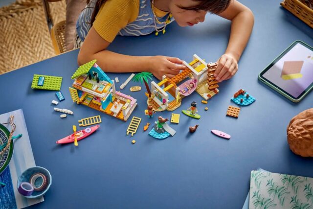 LEGO Friends 42699 Domek na plaży i foki - imagine 11