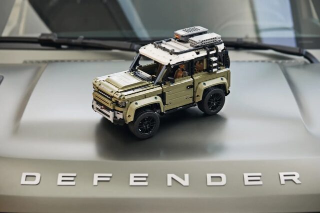 LEGO TECHNIC 42110 LAND ROVER DEFENDER - imagine 9