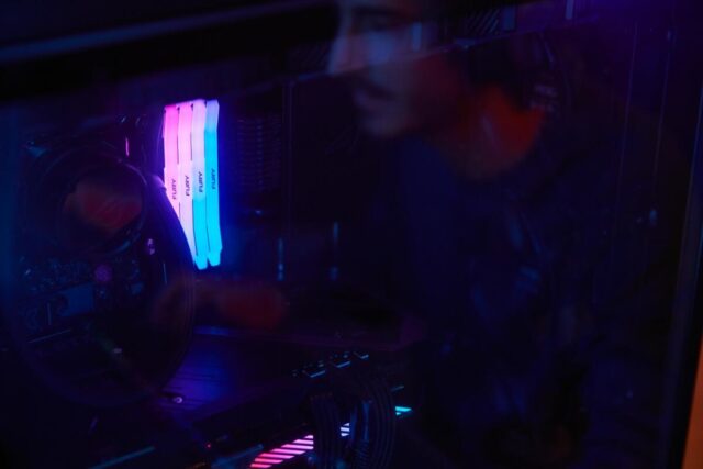 Kingston Technology FURY 32GB 6000MT/s DDR5 CL32 DIMM (Kit of 2) Renegade RGB White XMP - imagine 10