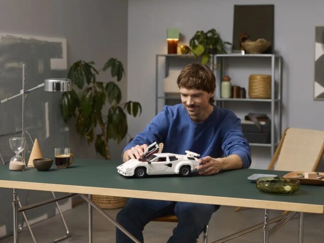 LEGO ICONS 10337 Lamborghini Countach 5000 Quattrovalvole - imagine 9