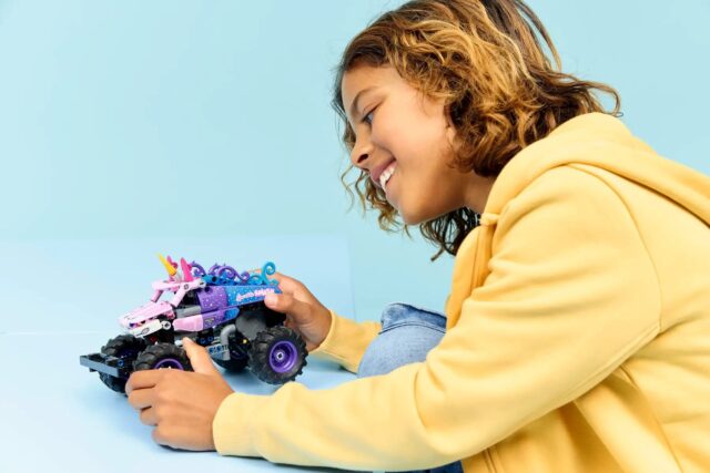 LEGO TECHNIC 42220 Monster Jam Sparkle Smash Pull-Back - imagine 11