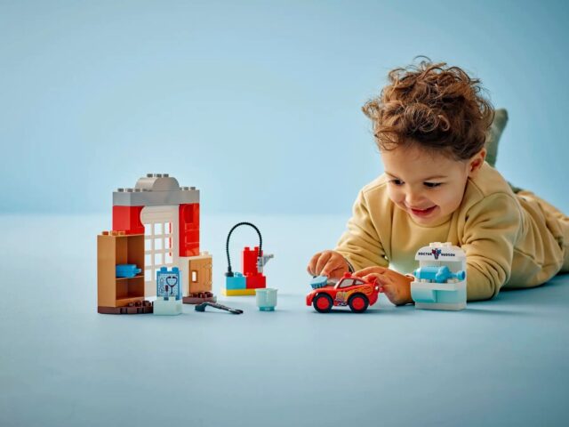LEGO DUPLO 10456 McQueen's Visit to Doc's Garage - imagine 6