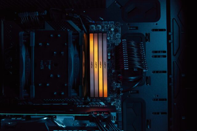 Kingston Technology FURY 16GB 3200MT/s DDR4 CL16 DIMM 1Gx8 Renegade RGB - imagine 15