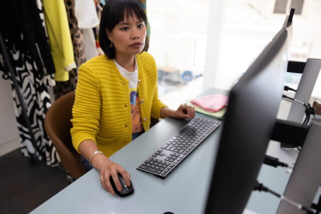 HP 720 Multi-Device Rechargeable Wireless Keyboard and Mouse Combo - imagine 4