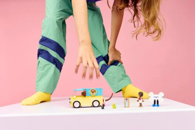 LEGO Friends 42678 Furgonetka z akcesoriami dla zwierząt - imagine 10