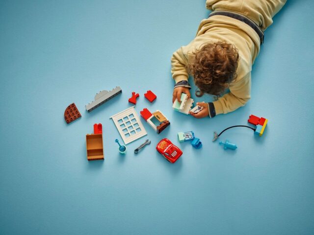 LEGO DUPLO 10456 McQueen's Visit to Doc's Garage - imagine 7