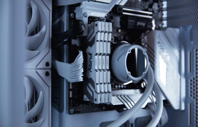 Kingston Technology FURY 16GB 6400MT/s DDR5 CL32 DIMM Renegade White XMP - imagine 7