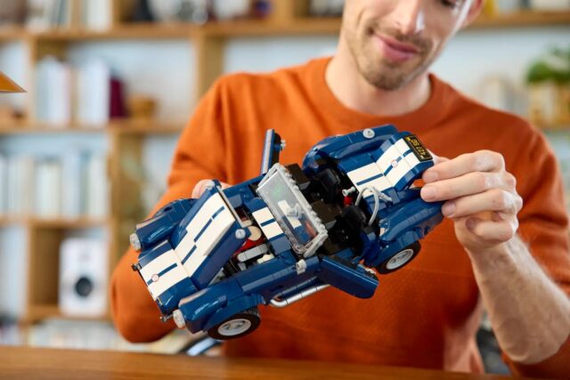 LEGO ICONS 10357 Shelby Cobra 427 S/C - imagine 9