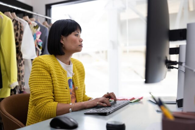 HP 720 Multi-Device Rechargeable Wireless Keyboard and Mouse Combo - imagine 3