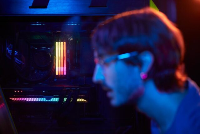 Kingston Technology FURY 32GB 6000MT/s DDR5 CL32 DIMM (Kit of 2) Renegade RGB White XMP - imagine 11