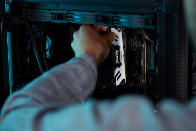 Kingston Technology FURY 24GB 7200MT/s DDR5 CL38 DIMM Renegade Silver XMP - imagine 16