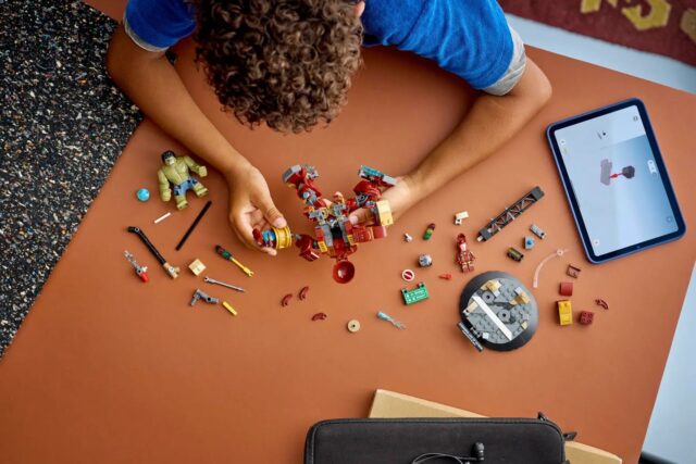 LEGO MARVEL 76343 Epic Battle: Hulkbuster vs. The Hulk - imagine 10