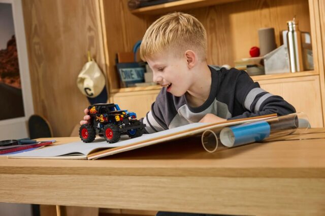 LEGO TECHNIC 42219 Monster Jam Grave Digger Fire and Ice - imagine 8