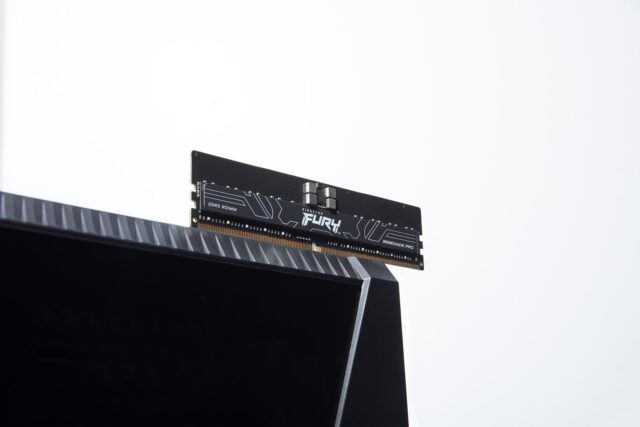 Kingston Technology FURY 128GB 6400MT/s DDR5 ECC Reg CL32 DIMM (Kit of 4) Renegade Pro XMP - imagine 9