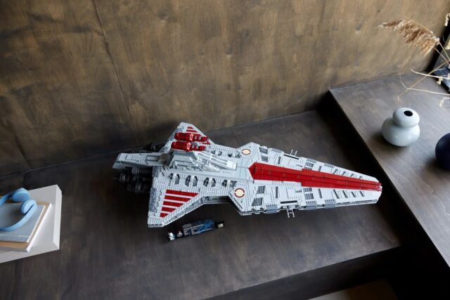 LEGO STAR WARS 75367 Venator-class Republic Attack Cruiser (Ultimate Collector Series) - imagine 8
