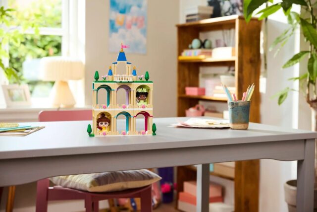 LEGO Disney Princess 43291 Minizamek Belli i Tiany - imagine 10