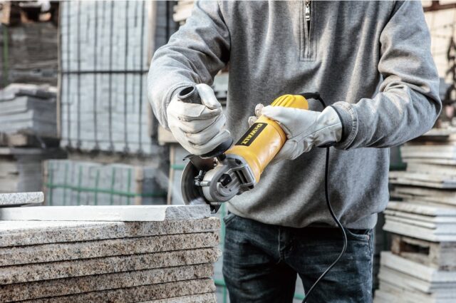 DEWALT DWE4117 angle grinder 125 mm 950W 1 99 kg Yellow - imagine 2