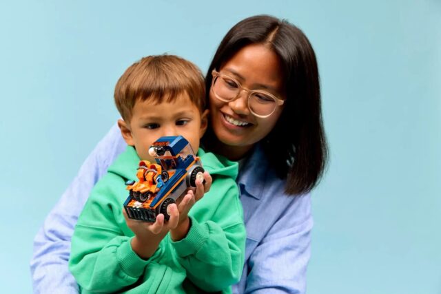 LEGO CITY 60491 Motorcycle Transporter - imagine 10