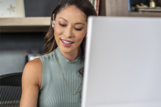 Poly Voyager Free 60 UC Black Earbuds +BT700 USB-C Adapter +Basic Charge Case - imagine 4