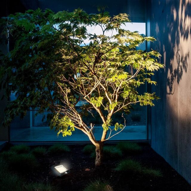 Maclean Energy MCE438 Solar LED Floodlight with motion sensor  IP44  5W  400lm  6000K cold white  lithium battery 1300 mAh  5.5V DC - imagine 10