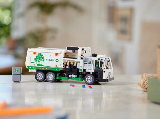 LEGO TECHNIC 42167 MACK LR ELECTRIC GARBAGE TRUCK - imagine 10