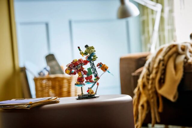 LEGO MARVEL 76343 Epic Battle: Hulkbuster vs. The Hulk - imagine 9