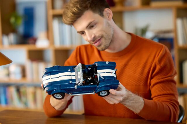 LEGO ICONS 10357 Shelby Cobra 427 S/C - imagine 8