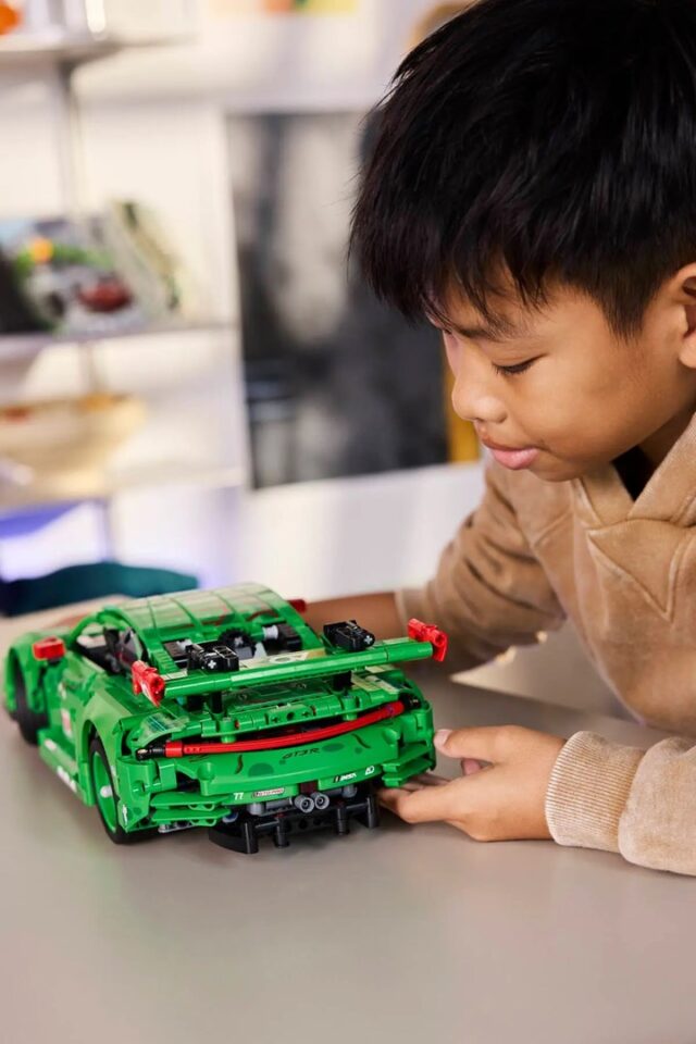 LEGO TECHNIC 42224 Porsche 911 GT3 R REXY AO Racing Car - imagine 9